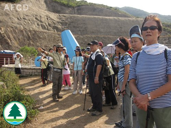 遊人參觀萬宜地質步道